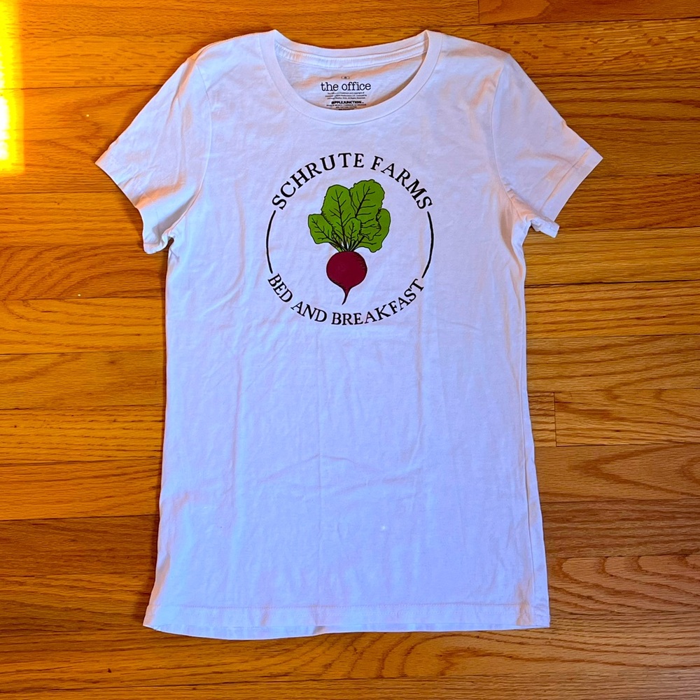 ✨NWOT✨ The Office - Schrute Farms Bed & Breakfast Tee - Size Small